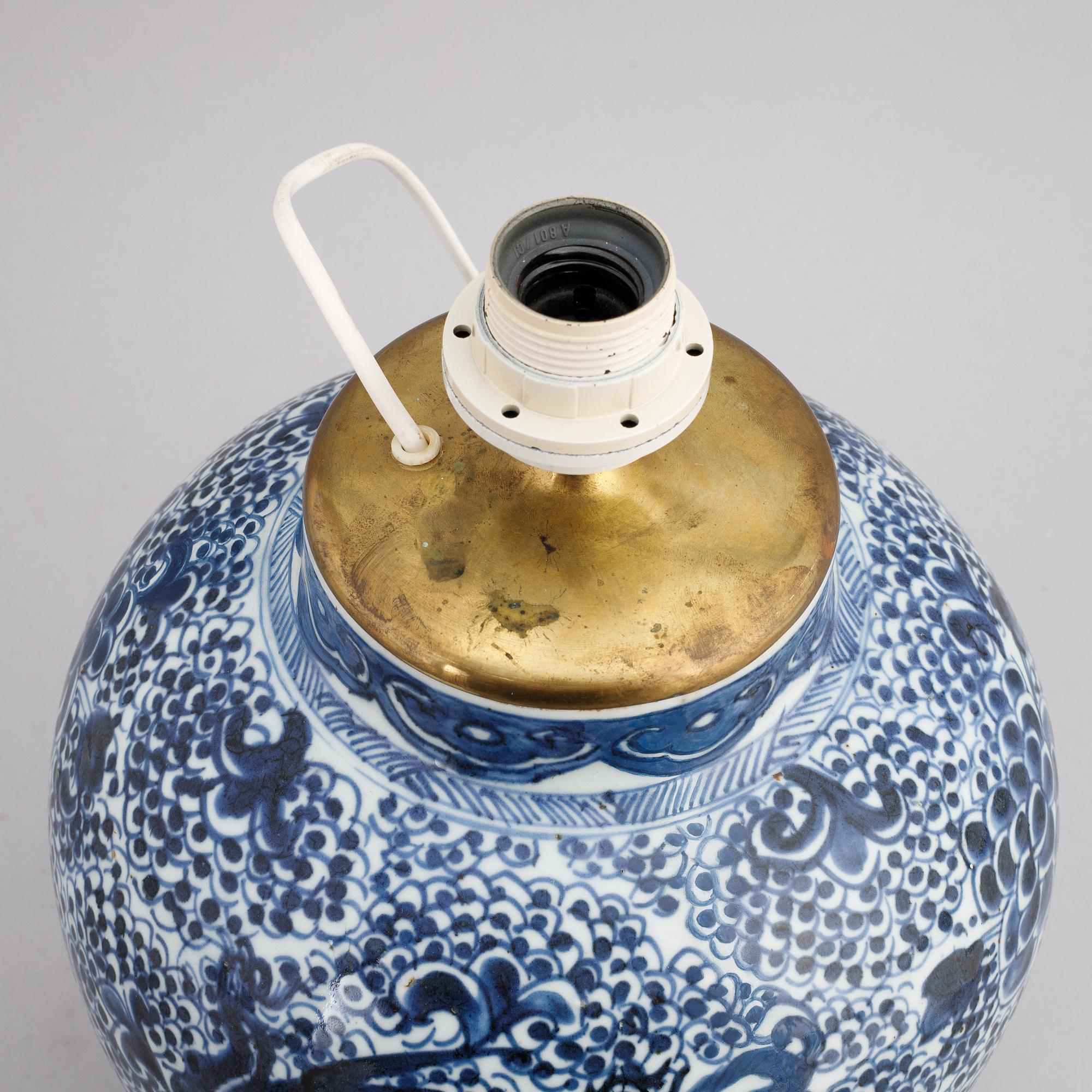 A Chinese blue and white porcelain urn, Qing dynasty, 19th century.