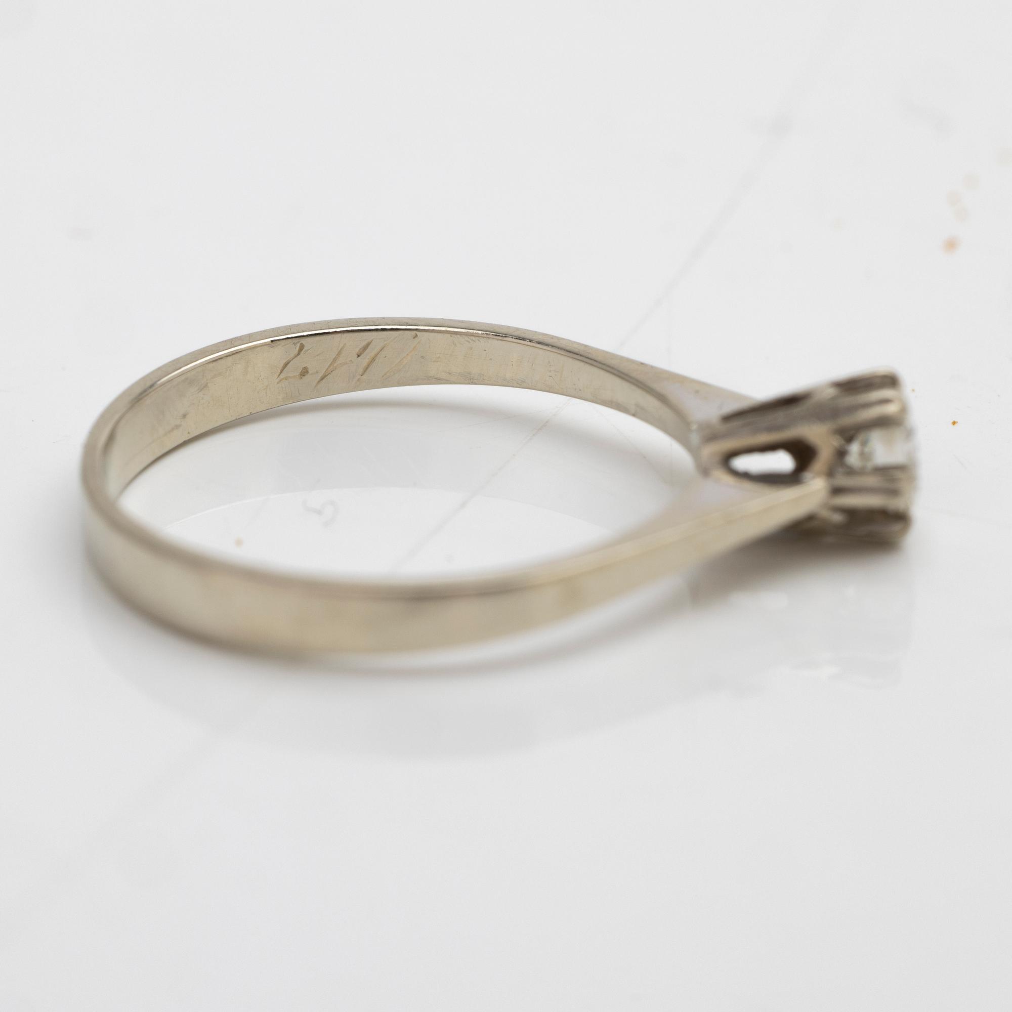 Ring solitär 18K vitguld med en diamant.