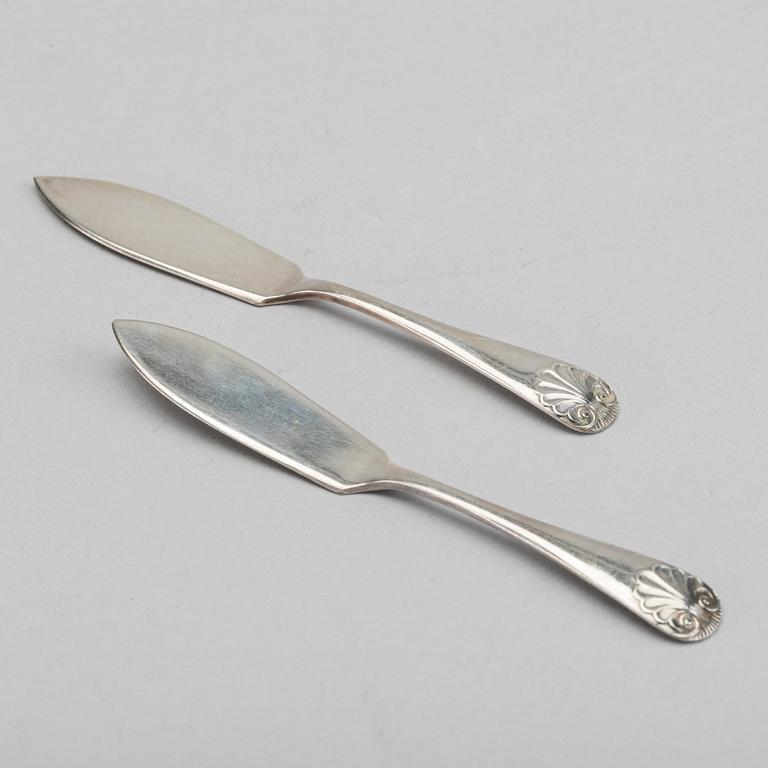 ALEXANDER CLARK & CO,  smörsnäckor ett par samt knivar ett par, silver tidigt 1900-tal i etui.