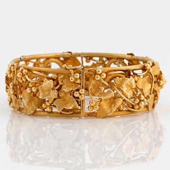 An 18K gold bracelet.