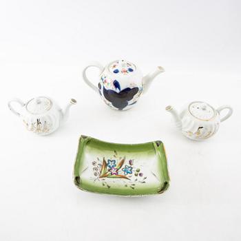 Tekannor 3 st samt fat Kusnetsov Ryssland omkring 1900 porslin.