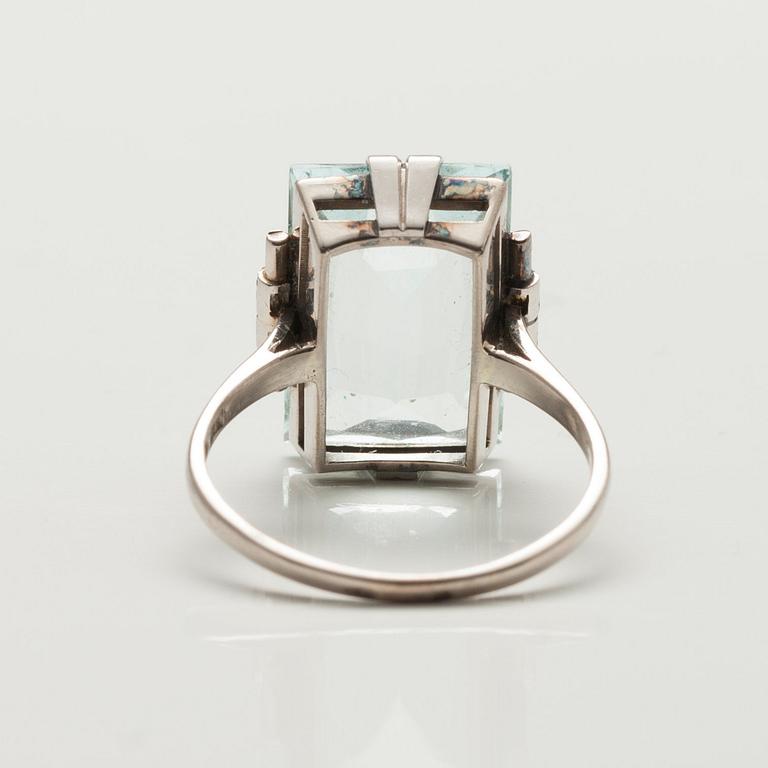 RING, 18K vitguld. Akvamarin ca 8.60 ct, rosenslipade diamanter. Stockholm 1936. Storlek 18+. Vikt 4,9 g.