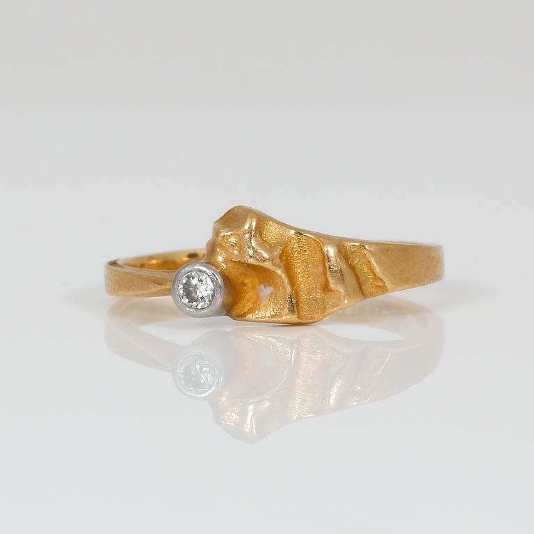 RING, 18K guld med briljantslipad diamant ca 0,04 ct, Björn Weckström, för Lapponia, Finland, 1993. Vikt ca 1,97 g.