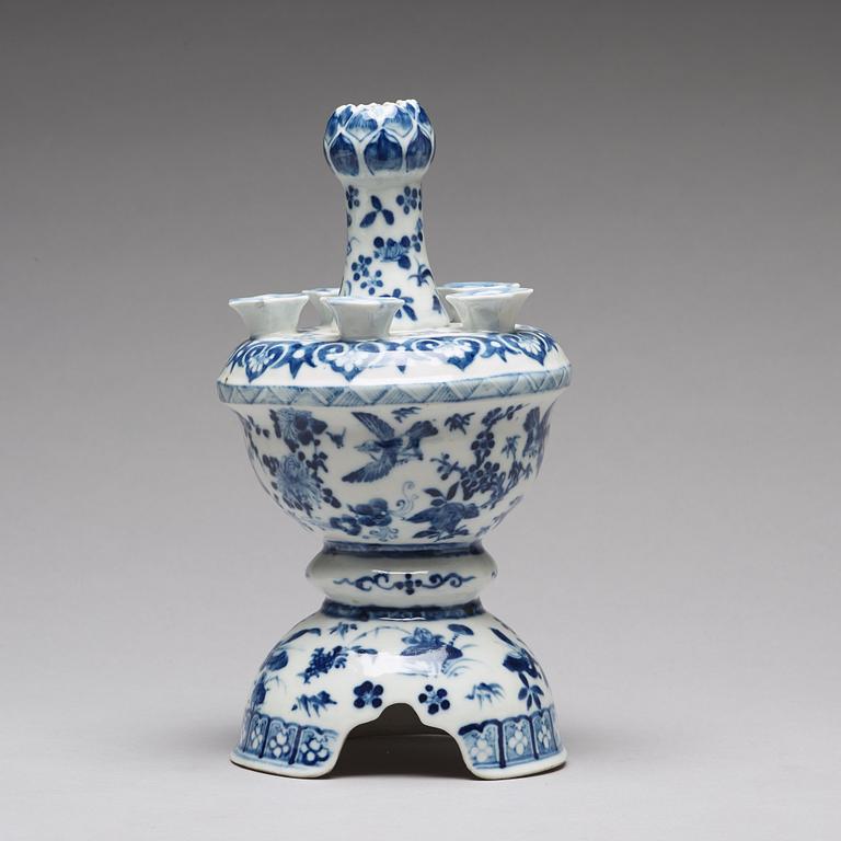 A blue and white tulip vase, Qing dynasty, 19th Century.