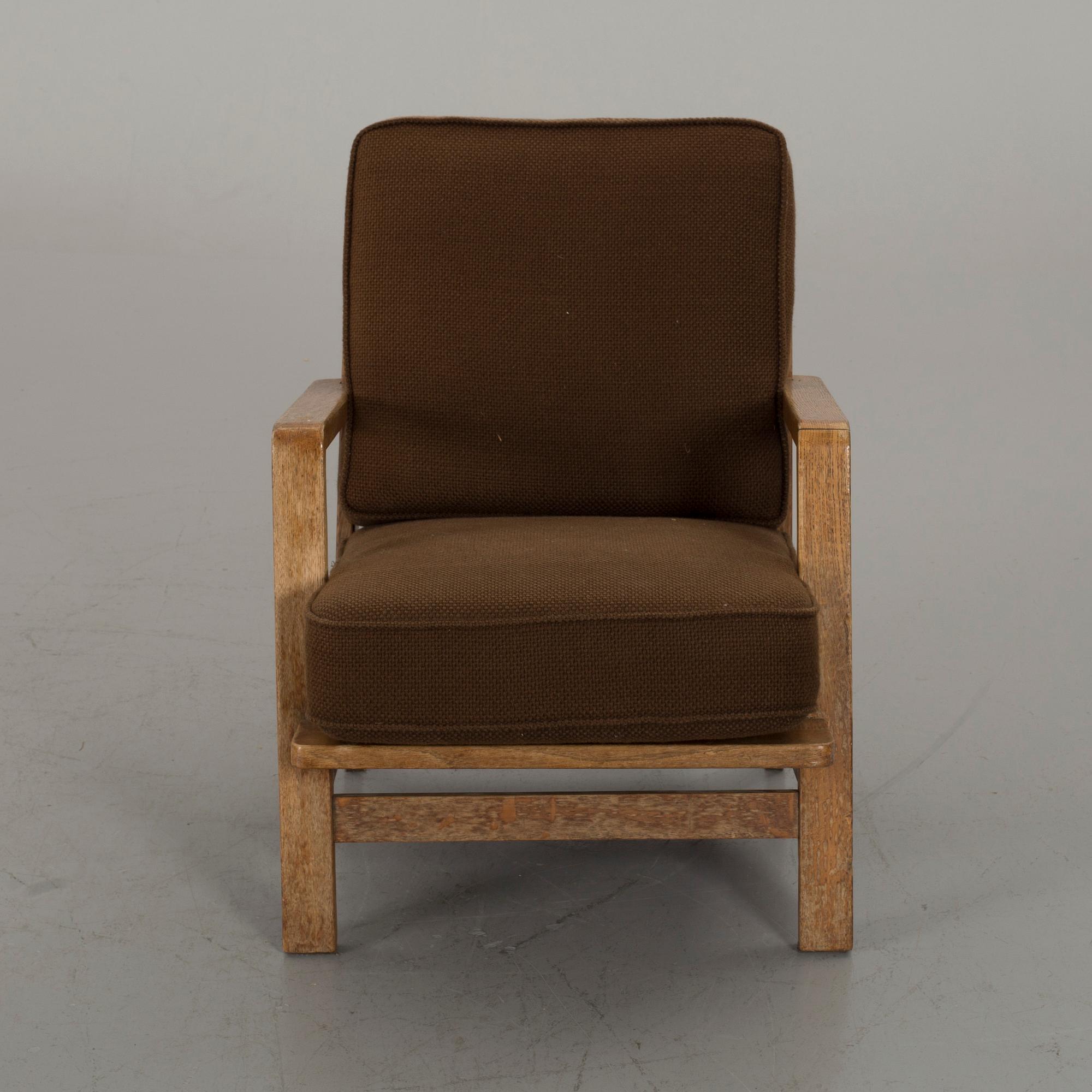 A EASY CHAIR MID 20TH CENTURY.
