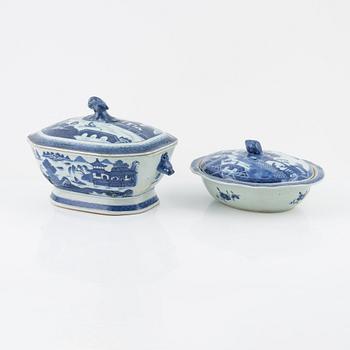 Two blue and white porcelain tureens, Qing Dynasty, Jiaqing (1796-1820).
