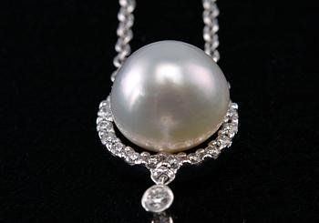A PENDANT, brilliant cut diamonds c. 1.42 ct. South sea pearls 9 and 14 mm. 18K white gold, weight 15,6 g.