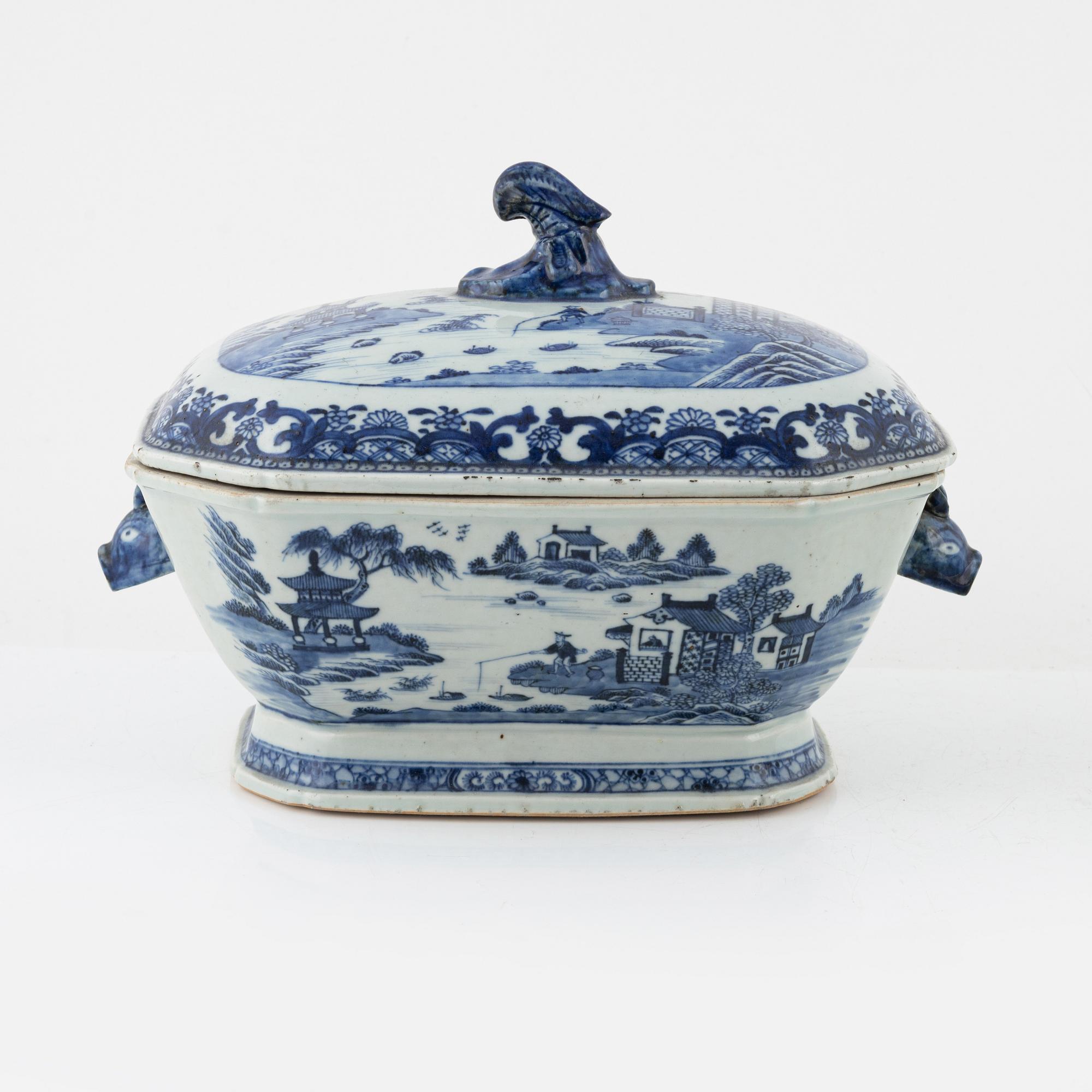 A blue and white porcelain terrine with lid and stand, China, Qianlong (1736-95).