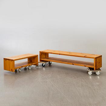 BÄNKAR, två st, sannolikt Roland Wilhelmsson.