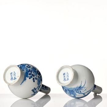 A set of two blue and white vases, Qing dynasty, 19th Century.