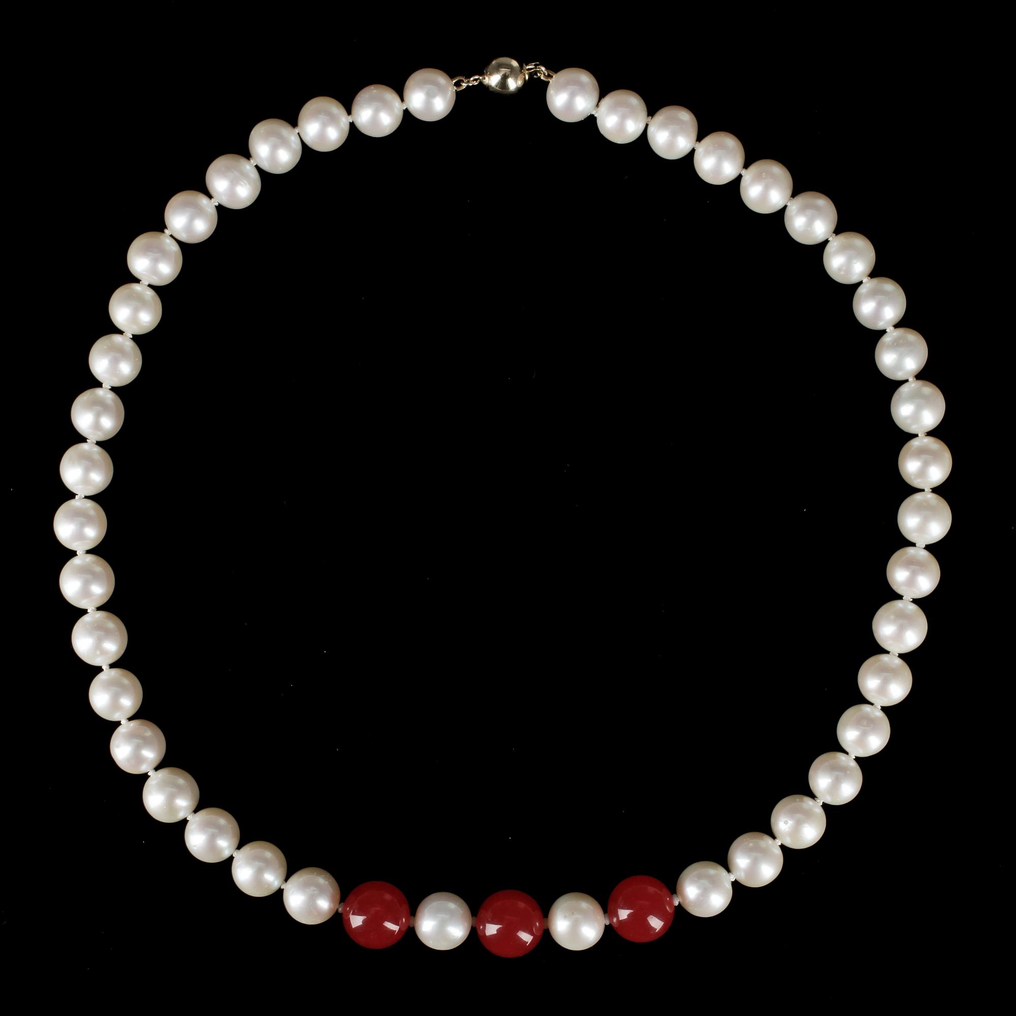 COLLIER, odlade South sea-pärlor och färgad calcedon, lås av 14k guld.