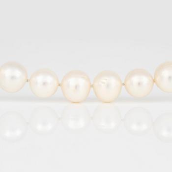 PÄRLCOLLIER, odlade sötvattenspärlor med lås i 18K guld dekorerad av grön sten samt rosenslipade diamanter.