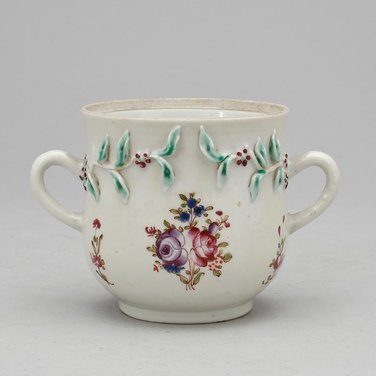 VAS, MUGG samt ASK MED LOCK, porslin, bl a Qianlong (1736-1795).