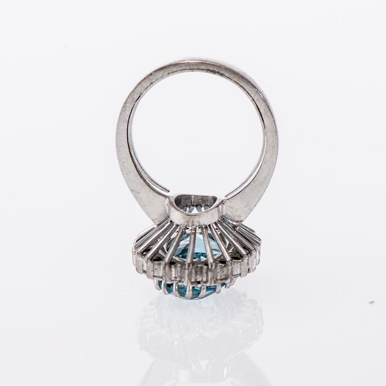 RING, 18K vitguld, akvamarin ca 4,80 ct, diamanter totalt 0,60 ct. Vikt 7,4 g.