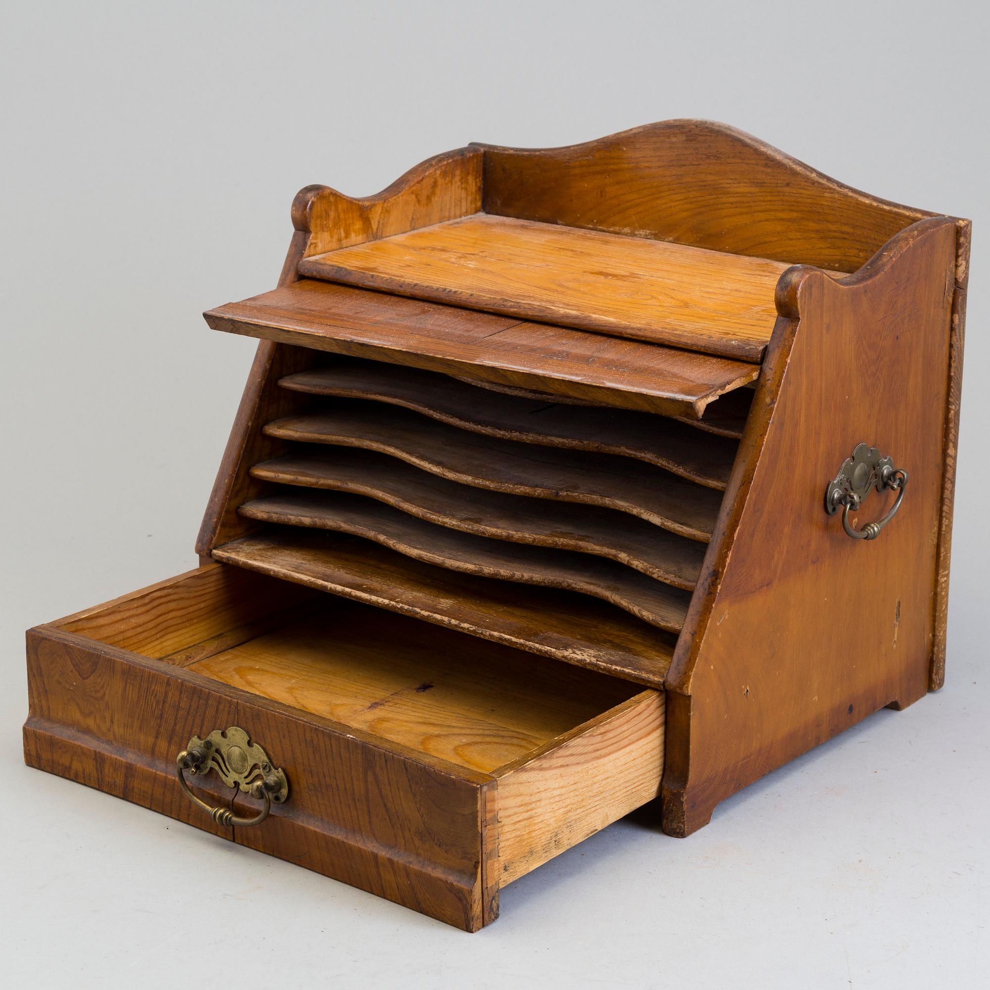DOKUMENTHÅLLARE / POSTFACK, trä, jugend, 1900-talets första hälft.