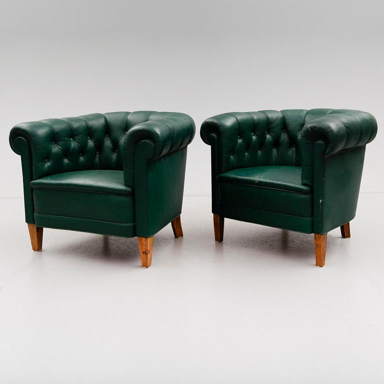 KLUBBFÅTÖLJER, 1 par, 1900-talets andra hälft.