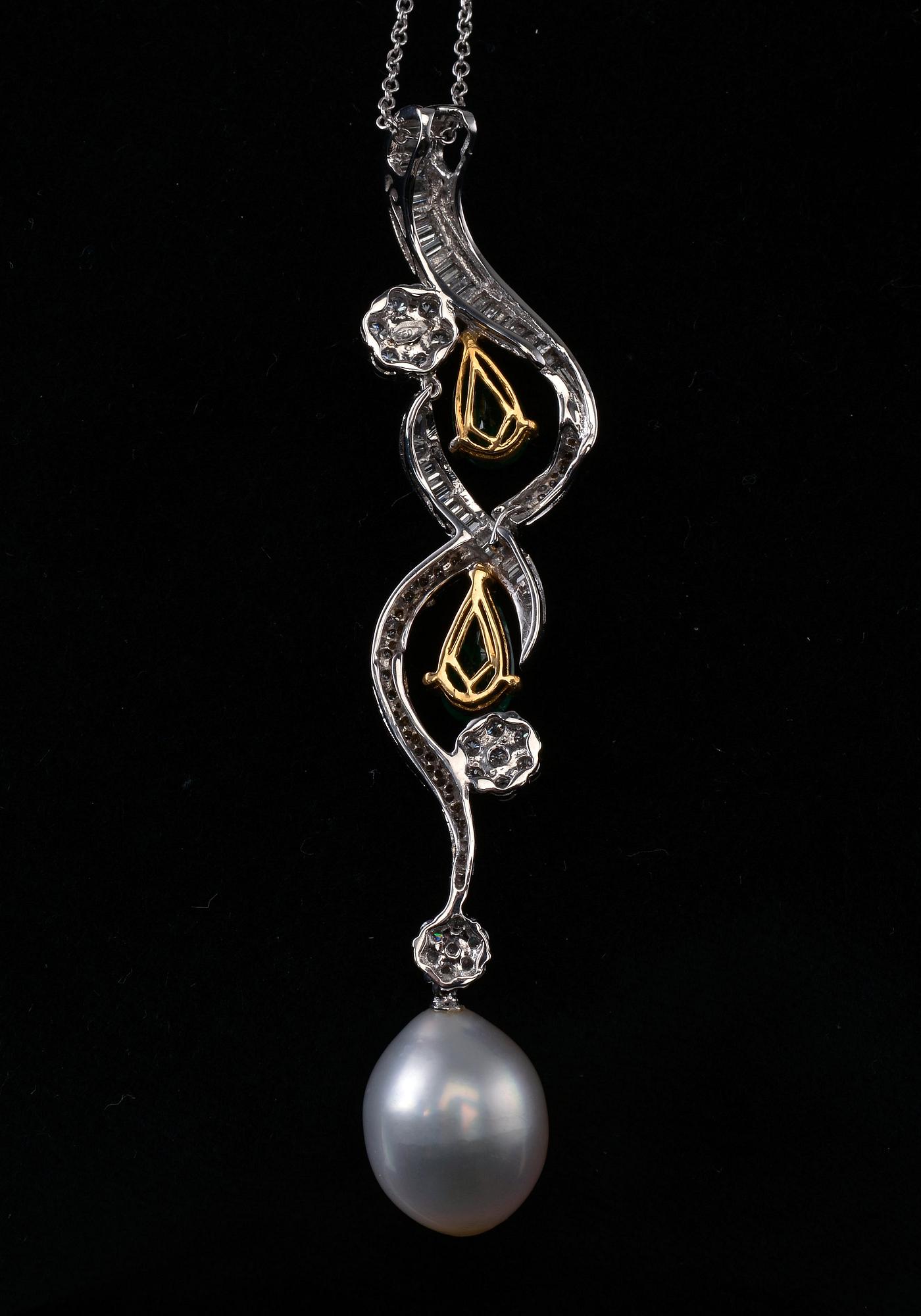 HÄNGE, Briljant- och baguetteslipade diamanter ca 2.98 ct. Kolumbianska smaragder ca 1.72 ct. Söderhavspärla  13 mm.