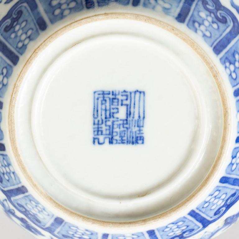 A famille rose teapot, blue and white jar and a placquer, Qing dynasty and 20th century.