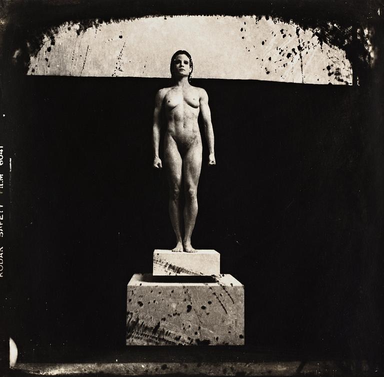 Joel-Peter Witkin, "Lisa Lyons as the Anavyssos Kouros", 1983.