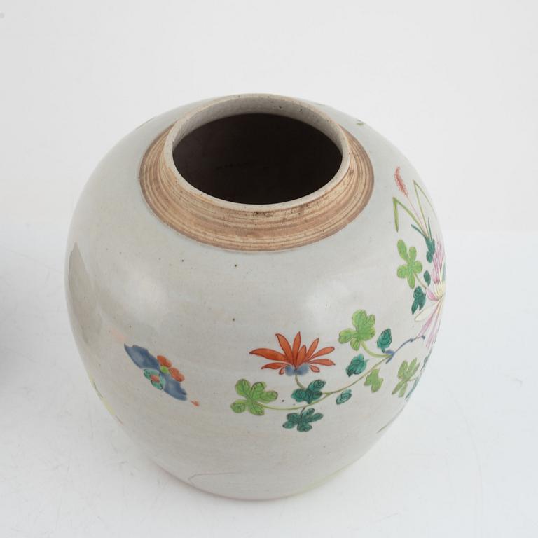 A Chinese famille rose export porcelain jar, Qing dynasty, 18th/19th century.
