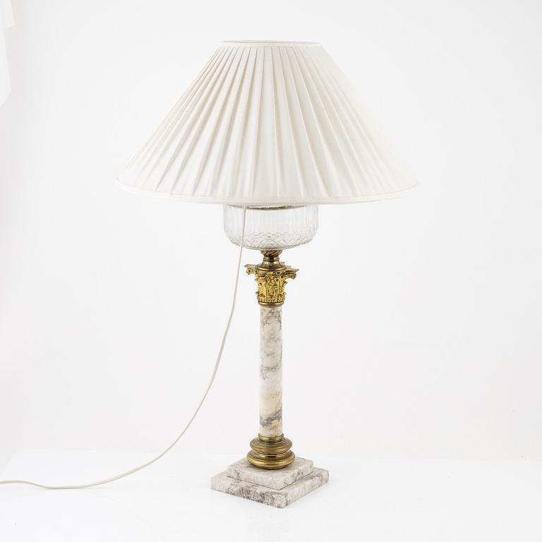 Bordsfotogenlampa, kolonnformad, marmor, 1900-tal.