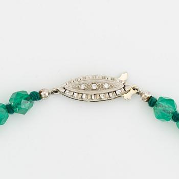 Collier med doserade fasettslipade smaragder.