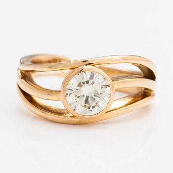 Ring, 18K guld och diamant ca 1.05 ct. Med certifikat.