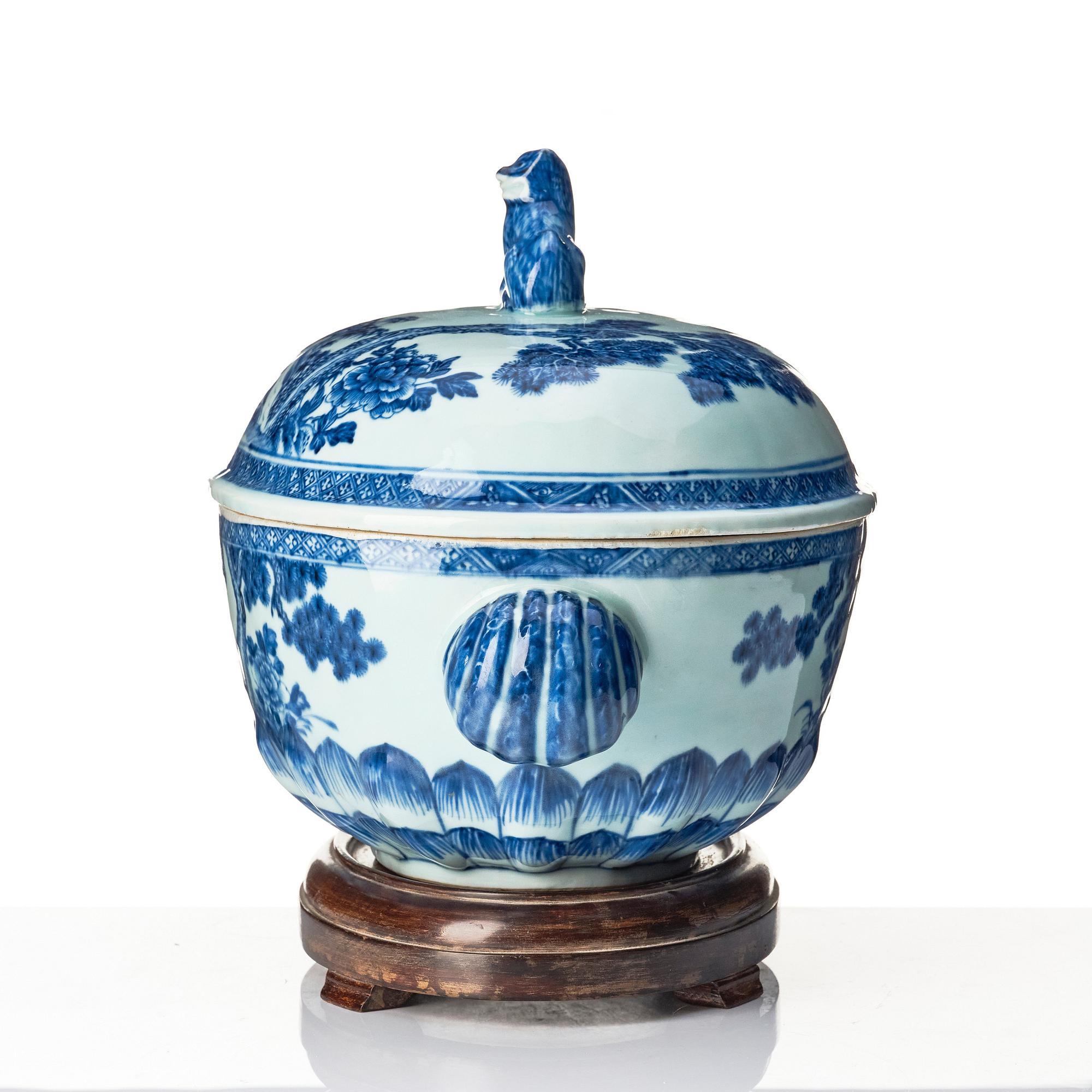 A Chinese tureen with cover, Qing dynasty, Qianlong (1736-95).