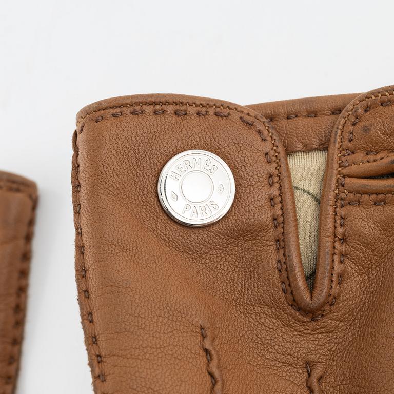 Hermès, a pair of lambs leather gloves, French size 7.5.