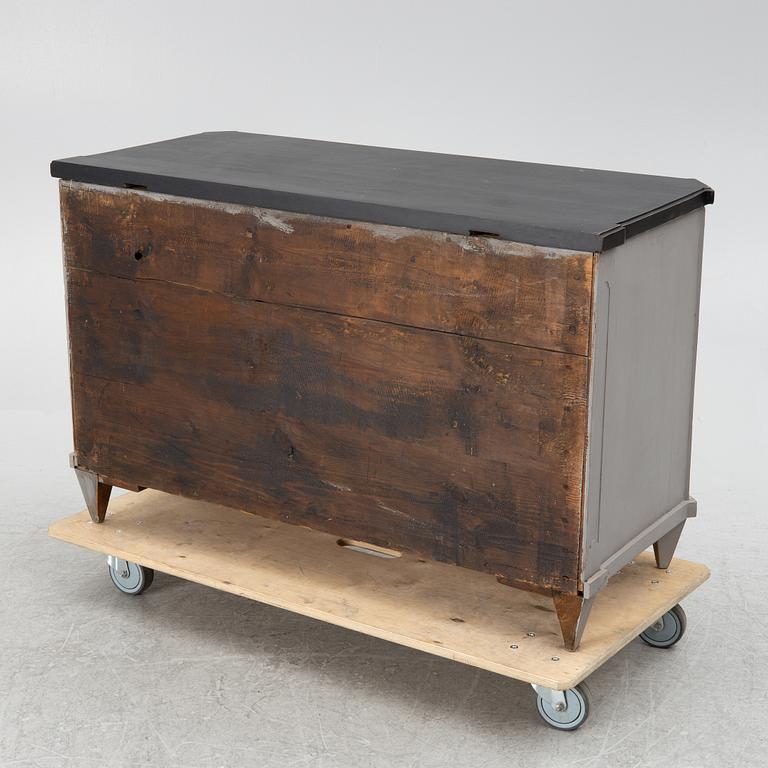 Chest of drawers, 19th century.