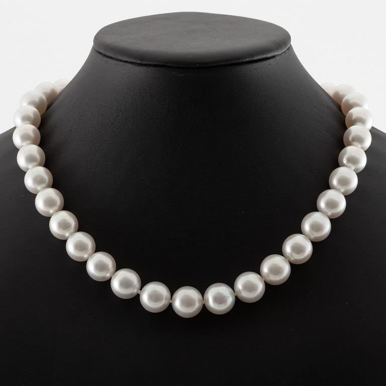 Necklace, with cultured South Sea pearls, clasp 14K white gold set with small brilliant-cut diamonds.
