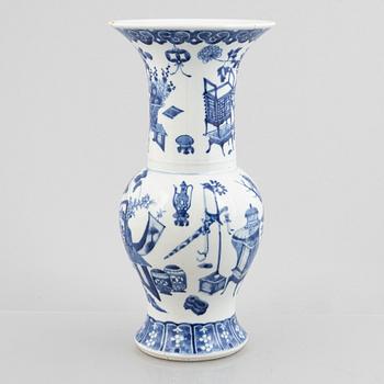 A Chinese blue and white porcelain vase, late Qing dynasty.