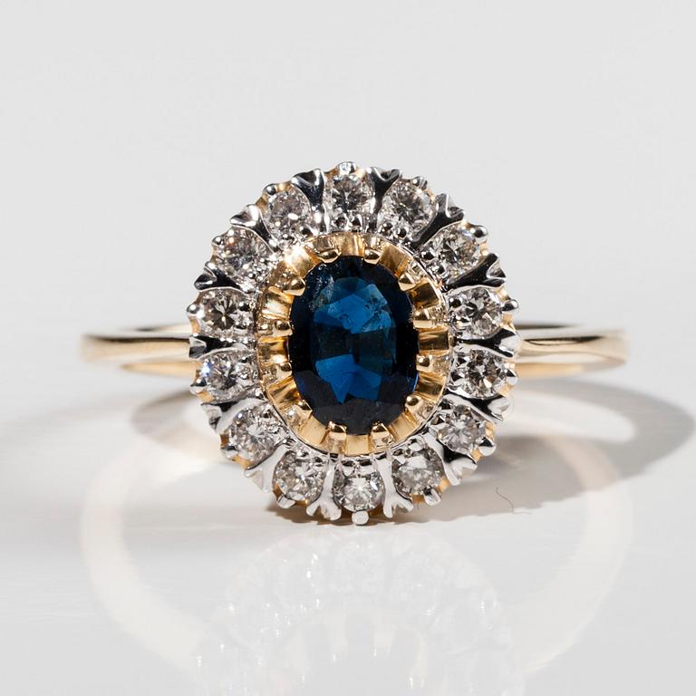 RING, 18K guld, safir, 14 briljantslipade diamanter ca 0,50 ct. Vikt 5,7 g.