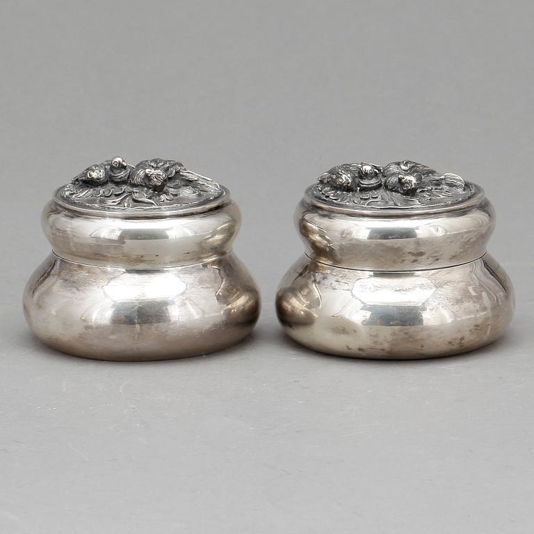 DOSOR, ett par, silver, nyrokoko, Pehr Fredrik Palmgren, Stockholm, 1861. Vikt ca 217 gram.