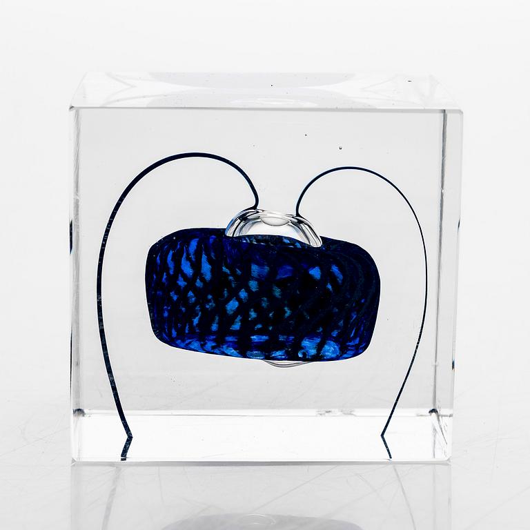 Oiva Toikka, a glass cube, signed Oiva Toikka, Nuutajärvi, Sampo-yhtiöt.