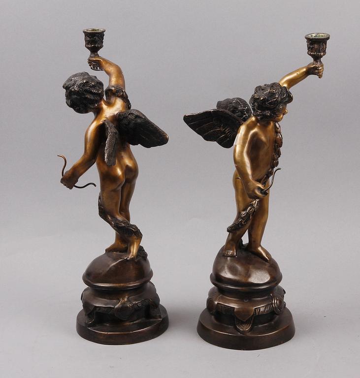 LJUSSTAKAR, ett par, brons. Barockstil, 1900-tal. Bär signatur.
