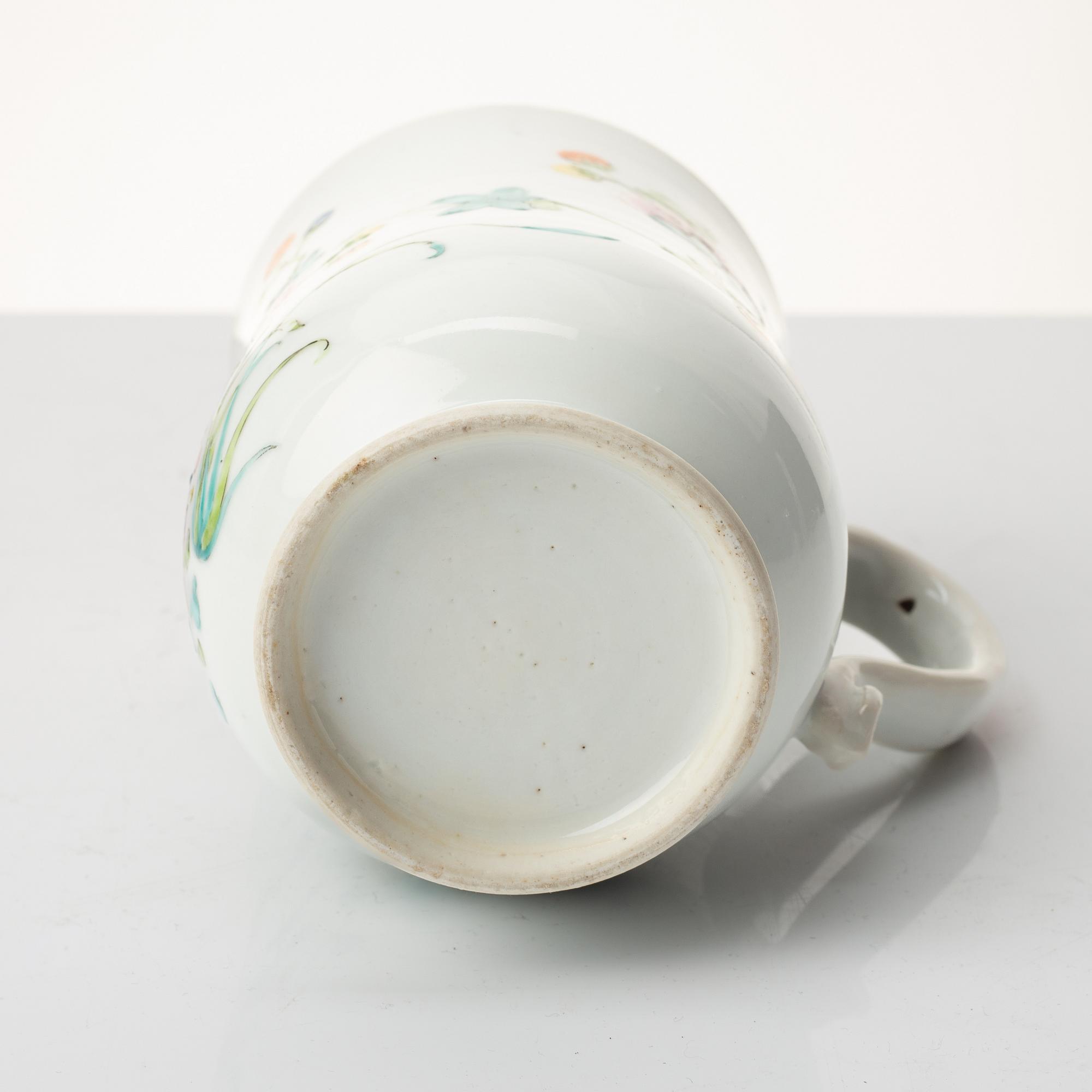 Mugg samt två fat, porslin, Kina, 1700-tal.