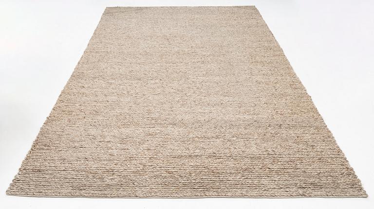 Matta, "Chunky wool sand", Lotta Agaton Interiors x Layered, ca 400 x 300 cm.