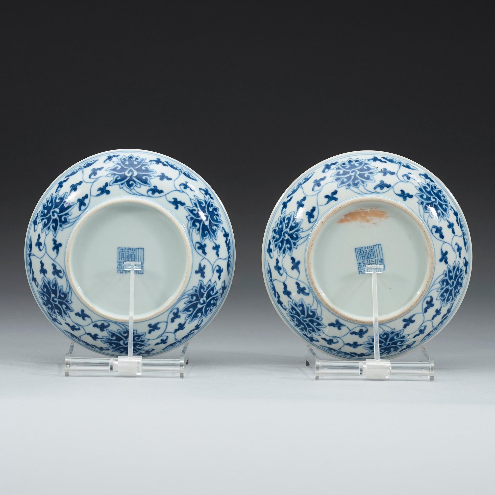 SKÅLFAT, ett par, porslin. Qing dynastin (1644-1912) med Daoguangs sigillmärke.