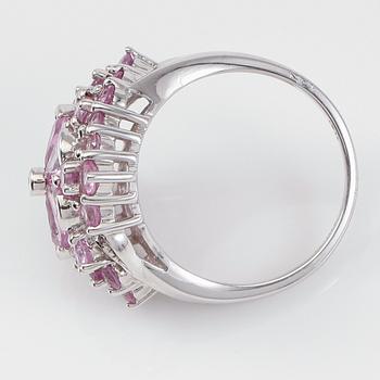 RING, 10K vitguld med rosa safirer.