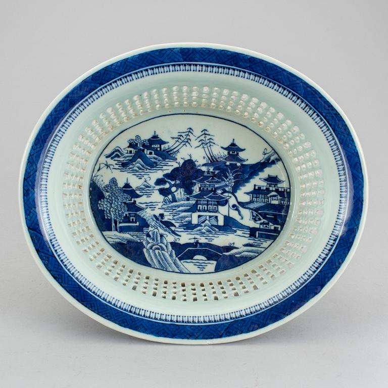 GALLERSKÅL MED FAT, porslin, Kina, tullmärkning, 1880-tal.