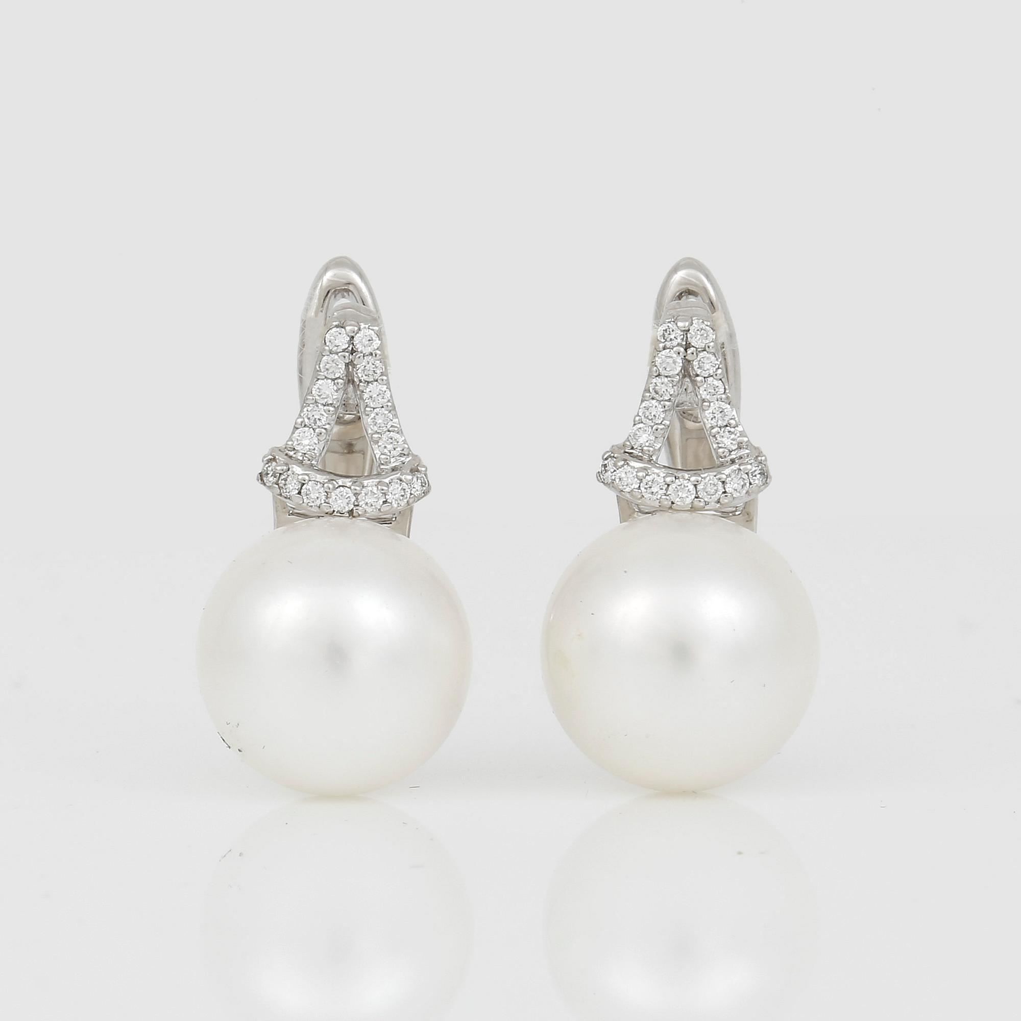 ÖRHÄNGEN, ett par, 14K vitguld med odlade saltvatten pärlor och små diamanter. Vikt ca 7,28 g.
