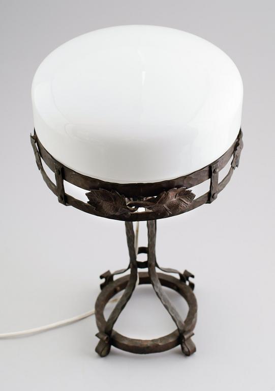BORDSLAMPA, smide, sk Strindbergslampa, 1900-talets första hälft.