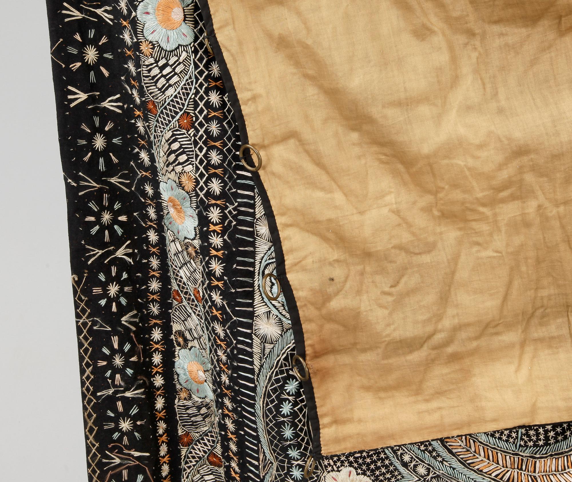 DRAPERI, ull samt silke, Östeuropa, tidigt 1900-tal. Ca 265x121.