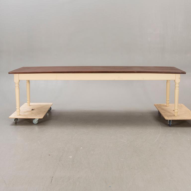 Table, modern manufacture.