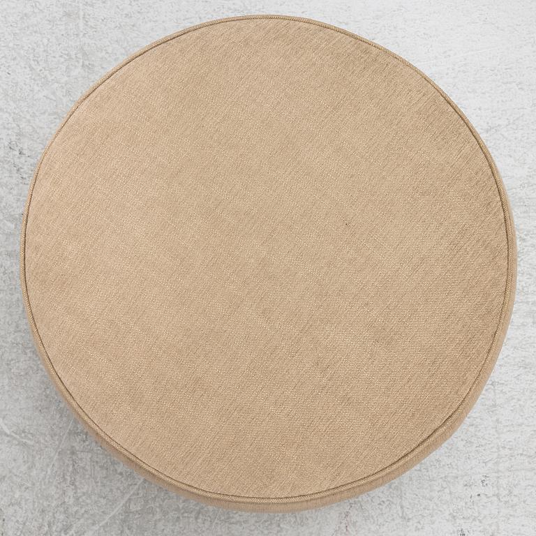 An armchair with footstool, Howard model, Englessons, 21st century.