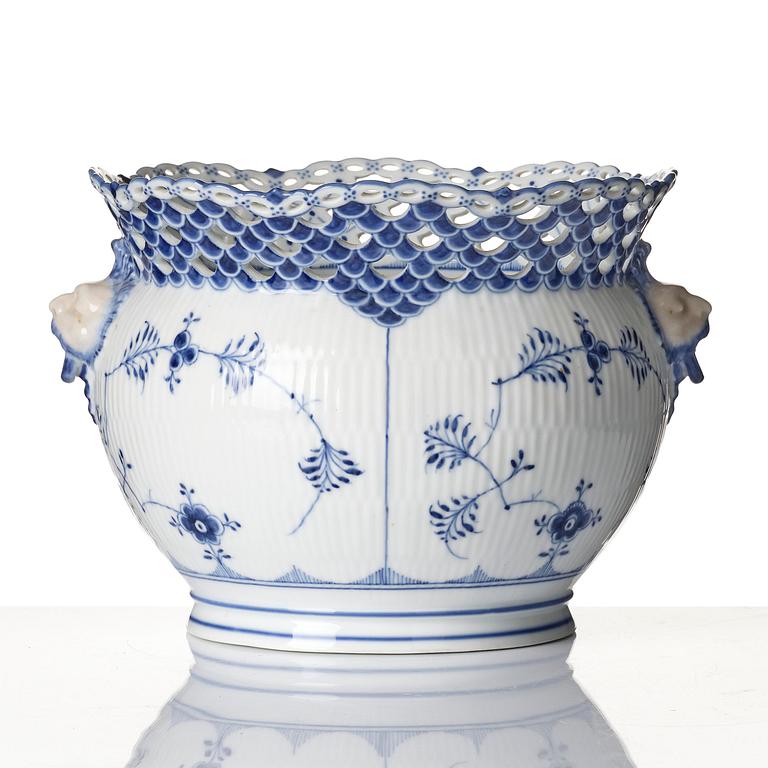 A Royal Copenhagen 'Musselmalet' / 'blue fluted full lace' flower pot, Denmark, 1898-1923.