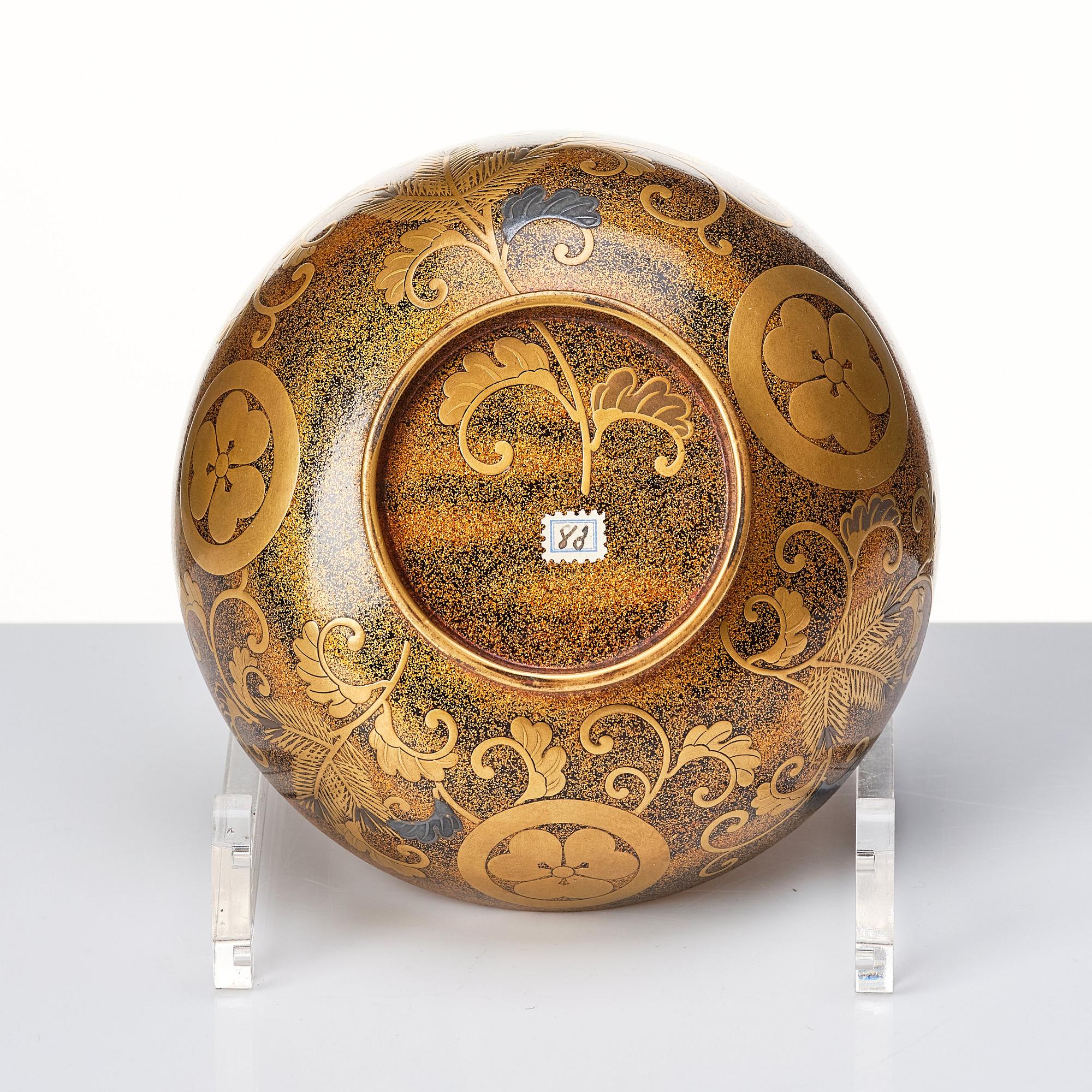 A Japanese lacquered bowl, box with cover and handle, 19th Century.