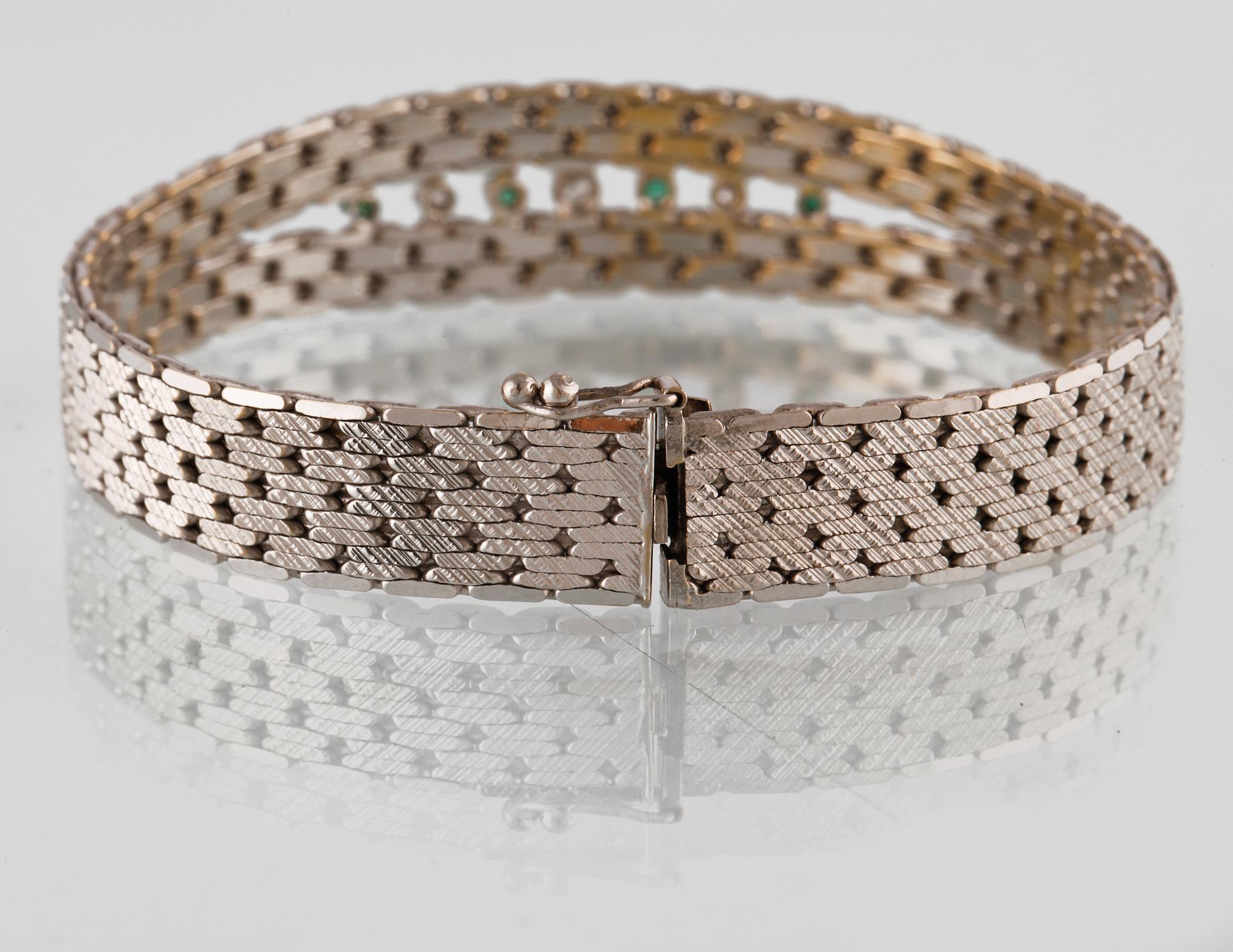 ARMBAND, 18K vitguld med en briljantslipad och 2 åttkantslipade diamanter samt 4 fasettslipade smaragder. Vikt 35,5 gram.