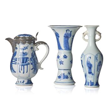 1127. Two blue and white 'lange lisen' vases and a ewer, Qing dynasty, Kangxi (1662-1722).
